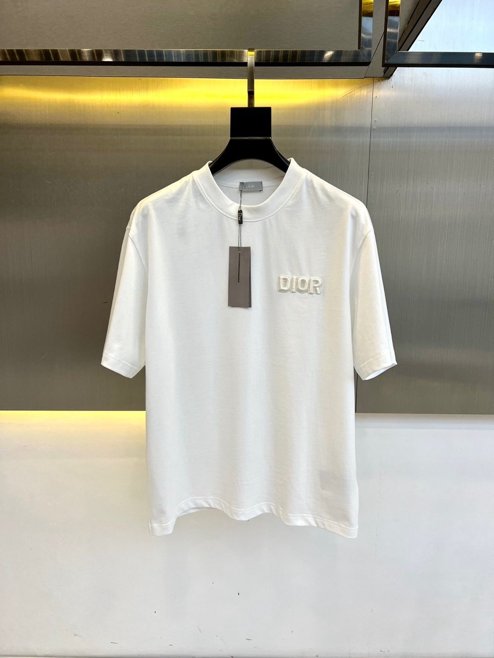 
Dior、2025春夏全新系列单品上线，非常时髦前卫的一款男短袖T恤，三标齐全、醒目的logo图案修饰