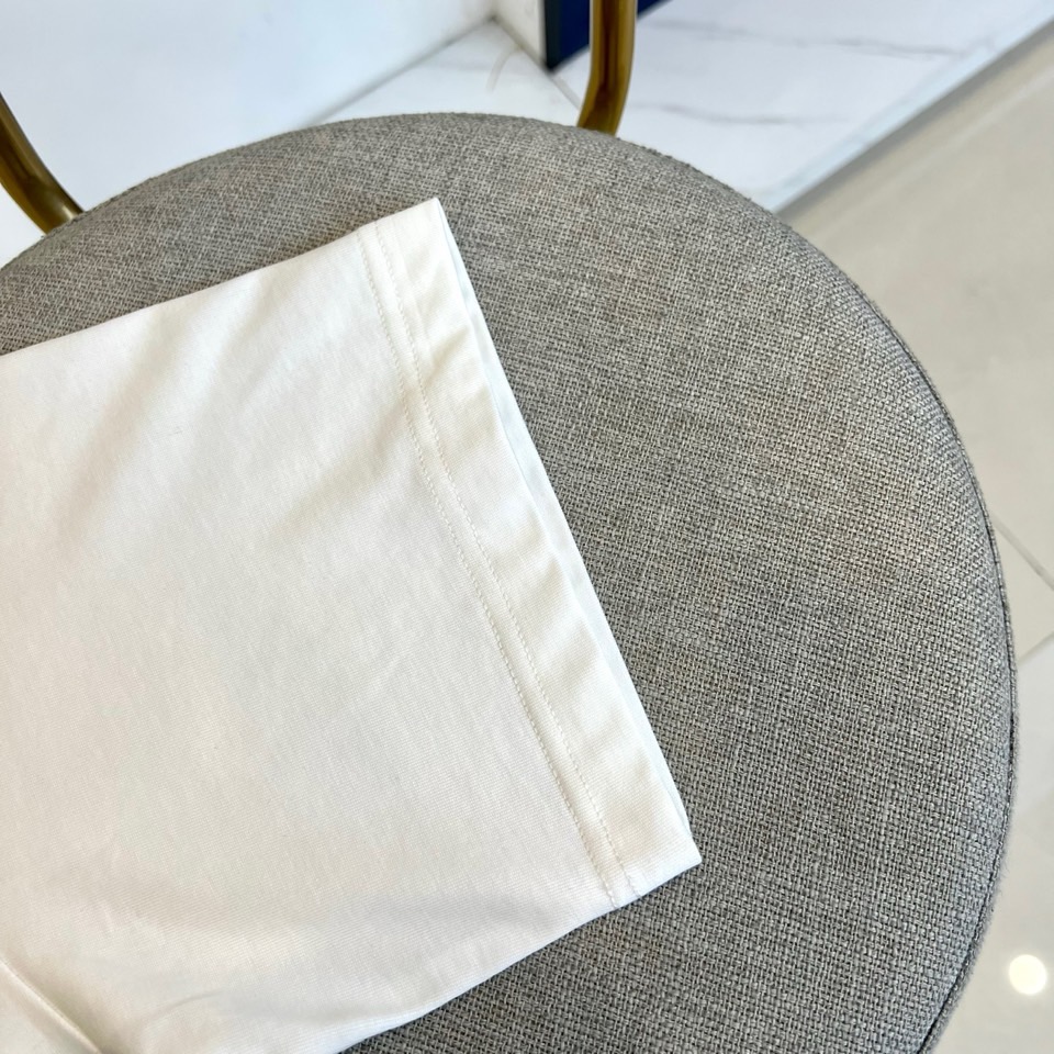 
Dior、2025春夏全新系列单品上线，非常时髦前卫的一款男短袖T恤，三标齐全、醒目的logo图案修饰