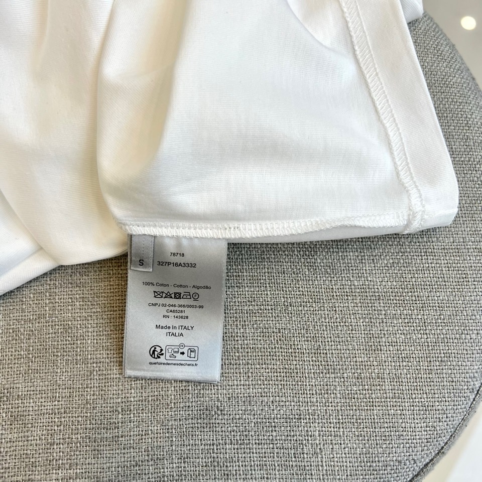 
Dior、2025春夏全新系列单品上线，非常时髦前卫的一款男短袖T恤，三标齐全、醒目的logo图案修饰