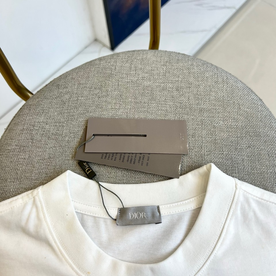 
Dior、2025春夏全新系列单品上线，非常时髦前卫的一款男短袖T恤，三标齐全、醒目的logo图案修饰