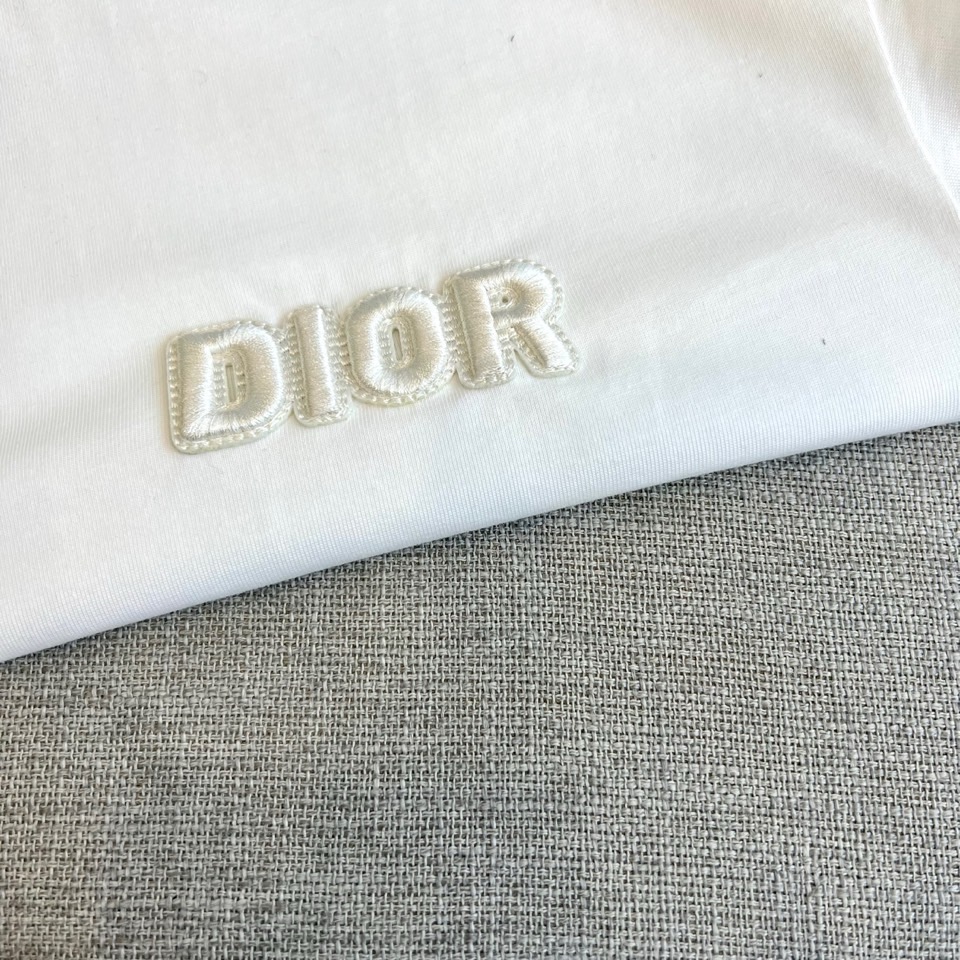 
Dior、2025春夏全新系列单品上线，非常时髦前卫的一款男短袖T恤，三标齐全、醒目的logo图案修饰