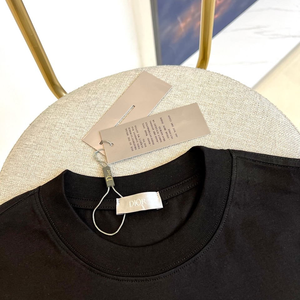 
Dio迪奥、25新款 男士棉质印花图案休闲宽松短袖t恤，图案印花，采用高密度莫代尔冰感面料，同布罗纹圆