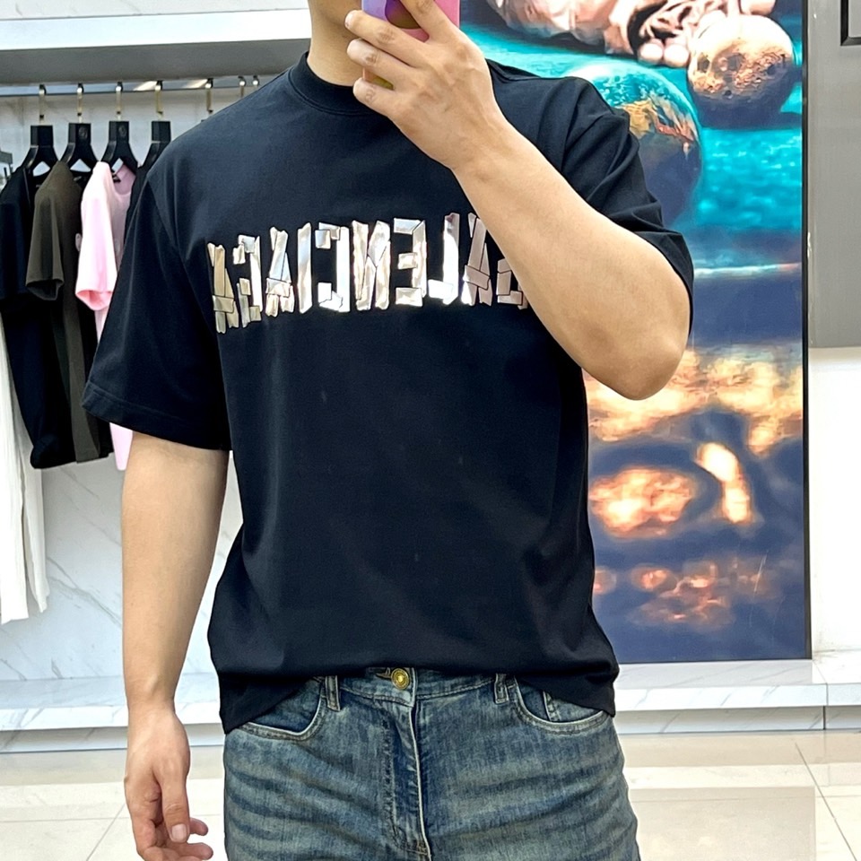 
巴黎世家、2025春夏全新系列单品上线，非常时髦前卫的一款男短袖T恤，三标齐全、醒目的logo图案修饰