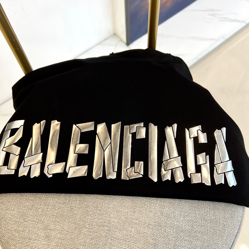 
巴黎世家、2025春夏全新系列单品上线，非常时髦前卫的一款男短袖T恤，三标齐全、醒目的logo图案修饰