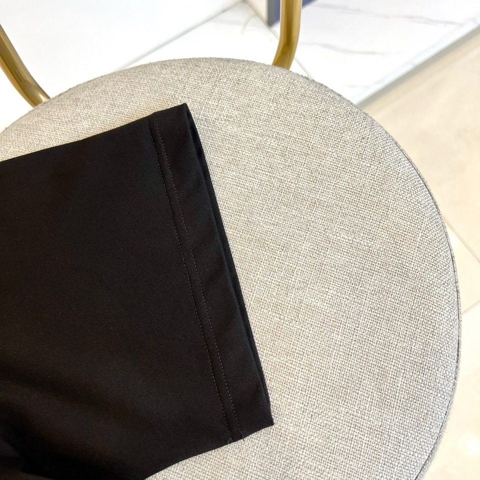 
巴黎世家、2025春夏全新系列单品上线，非常时髦前卫的一款男短袖T恤，三标齐全、醒目的logo图案修饰