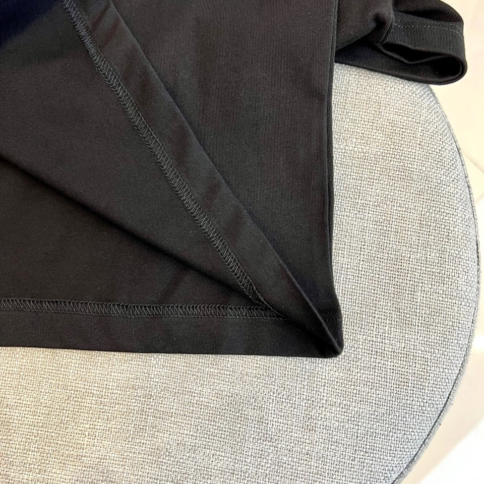 
巴黎世家、2025春夏全新系列单品上线，非常时髦前卫的一款男短袖T恤，三标齐全、醒目的logo图案修饰