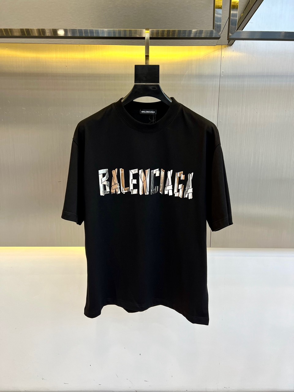 
巴黎世家、2025春夏全新系列单品上线，非常时髦前卫的一款男短袖T恤，三标齐全、醒目的logo图案修饰