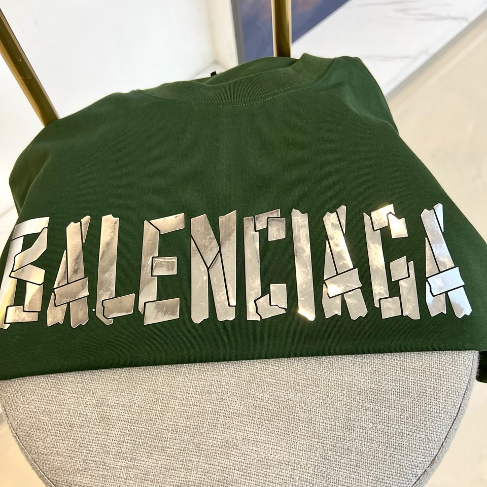 
巴黎世家、2025春夏全新系列单品上线，非常时髦前卫的一款男短袖T恤，三标齐全、醒目的logo图案修饰