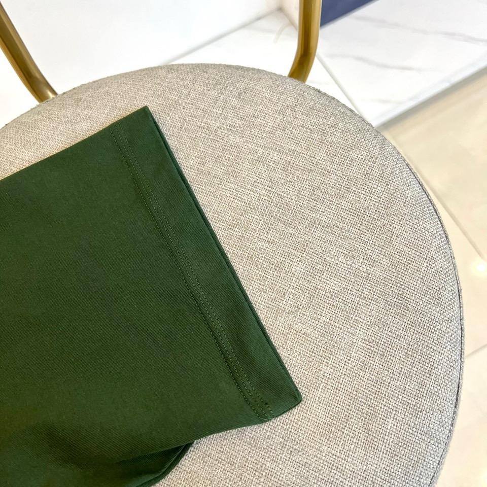 
巴黎世家、2025春夏全新系列单品上线，非常时髦前卫的一款男短袖T恤，三标齐全、醒目的logo图案修饰