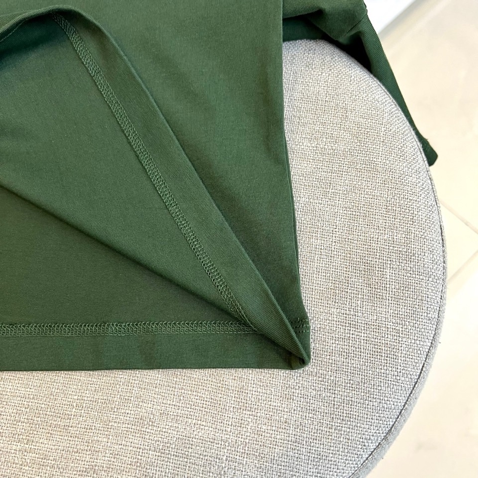 
巴黎世家、2025春夏全新系列单品上线，非常时髦前卫的一款男短袖T恤，三标齐全、醒目的logo图案修饰