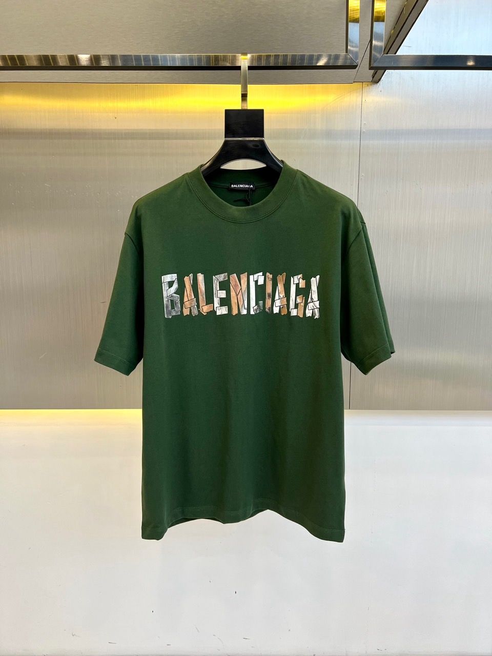 
巴黎世家、2025春夏全新系列单品上线，非常时髦前卫的一款男短袖T恤，三标齐全、醒目的logo图案修饰