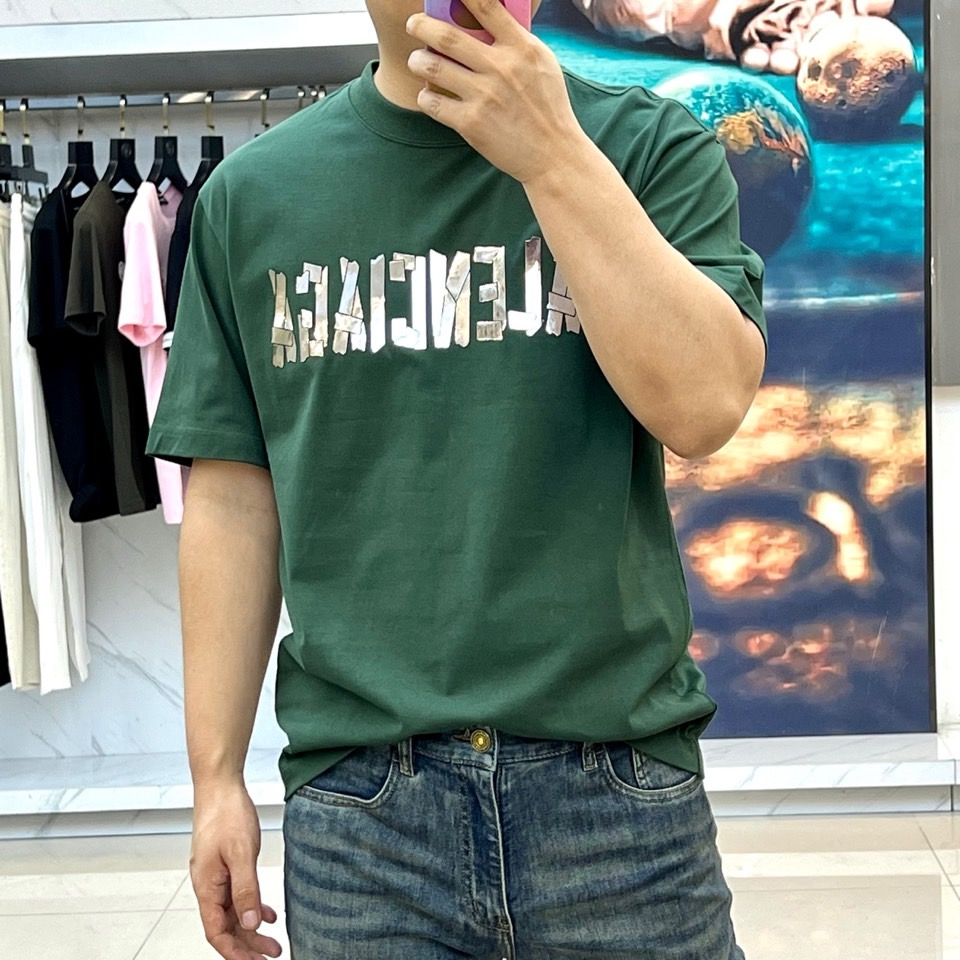 
巴黎世家、2025春夏全新系列单品上线，非常时髦前卫的一款男短袖T恤，三标齐全、醒目的logo图案修饰