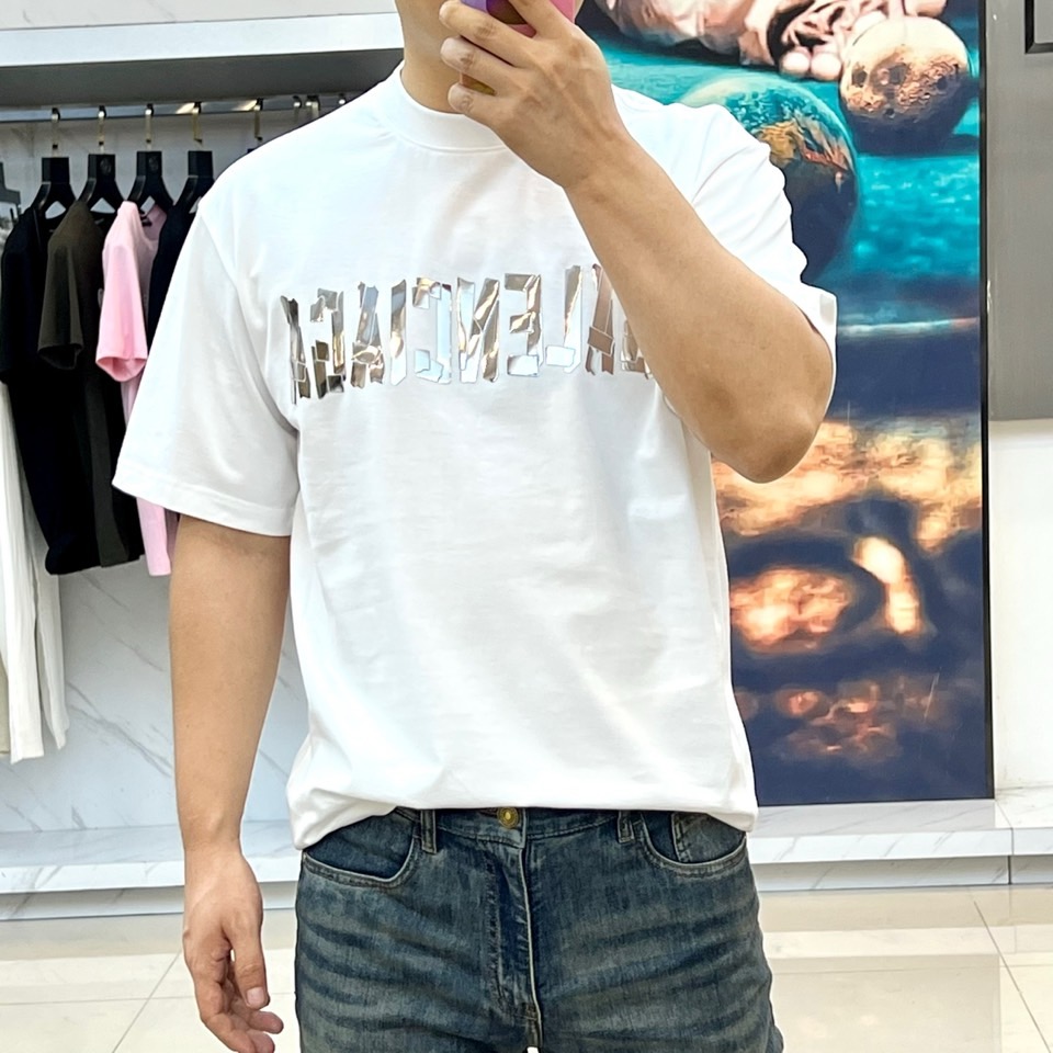 
巴黎世家、2025春夏全新系列单品上线，非常时髦前卫的一款男短袖T恤，三标齐全、醒目的logo图案修饰