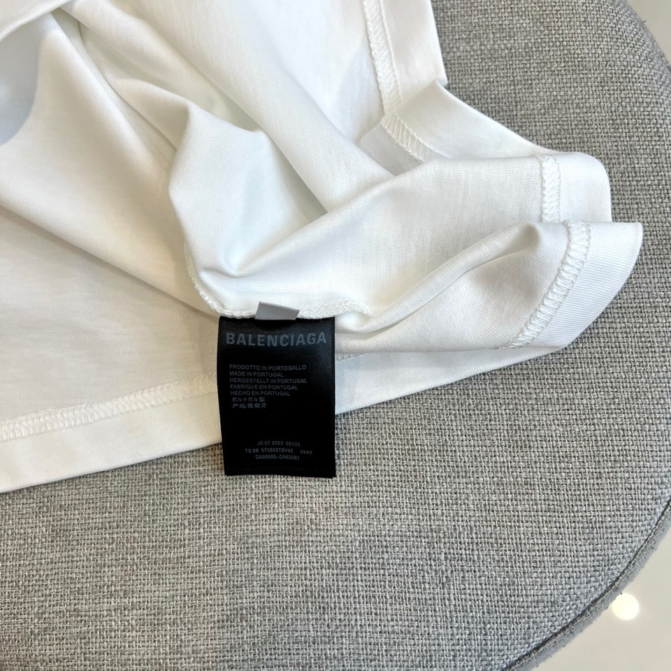 
巴黎世家、2025春夏全新系列单品上线，非常时髦前卫的一款男短袖T恤，三标齐全、醒目的logo图案修饰