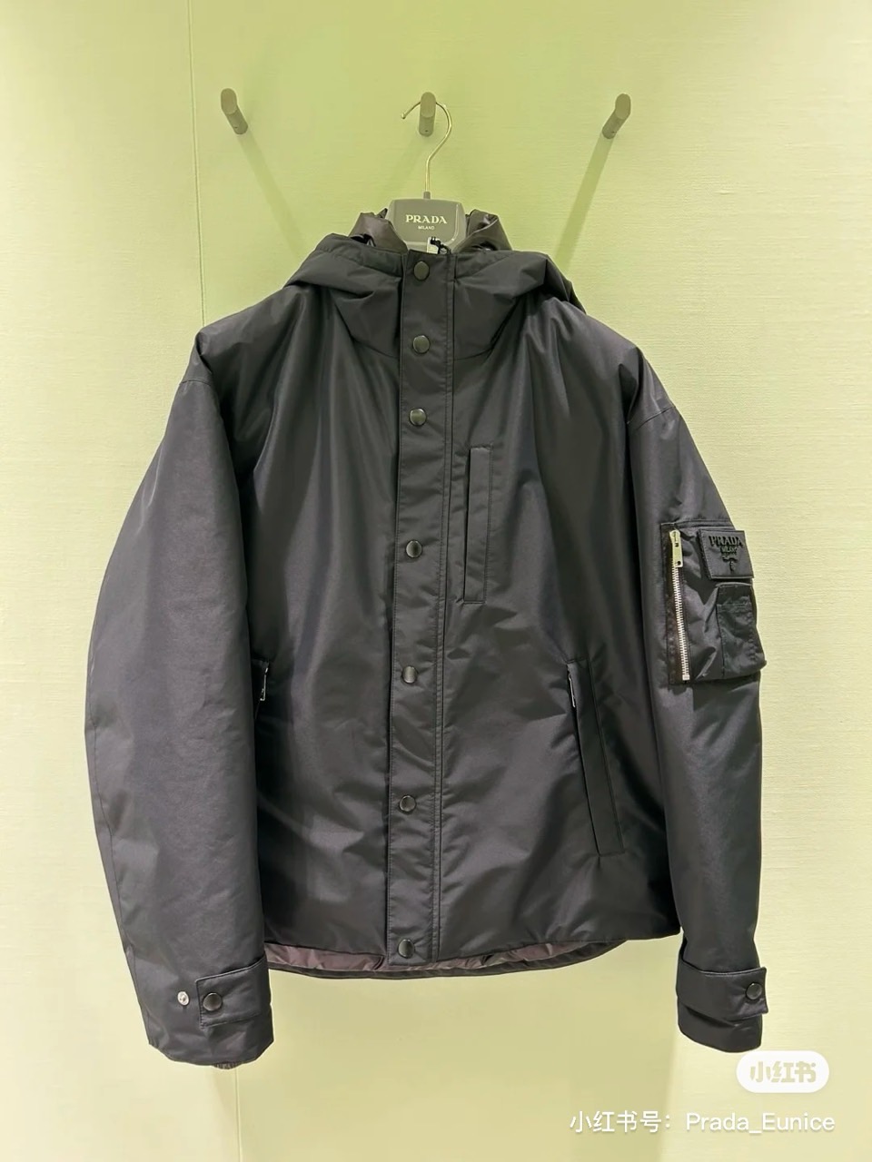 
Prada/普拉、男士织物面料连帽羽绒夹克外套。
这款现代运动风羽绒夹克采用织物面料和Oversize