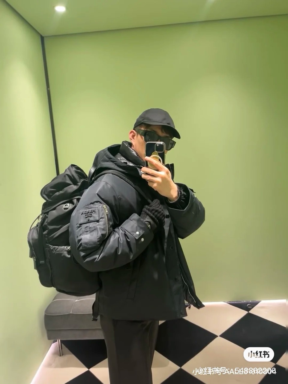 
Prada/普拉、男士织物面料连帽羽绒夹克外套。
这款现代运动风羽绒夹克采用织物面料和Oversize