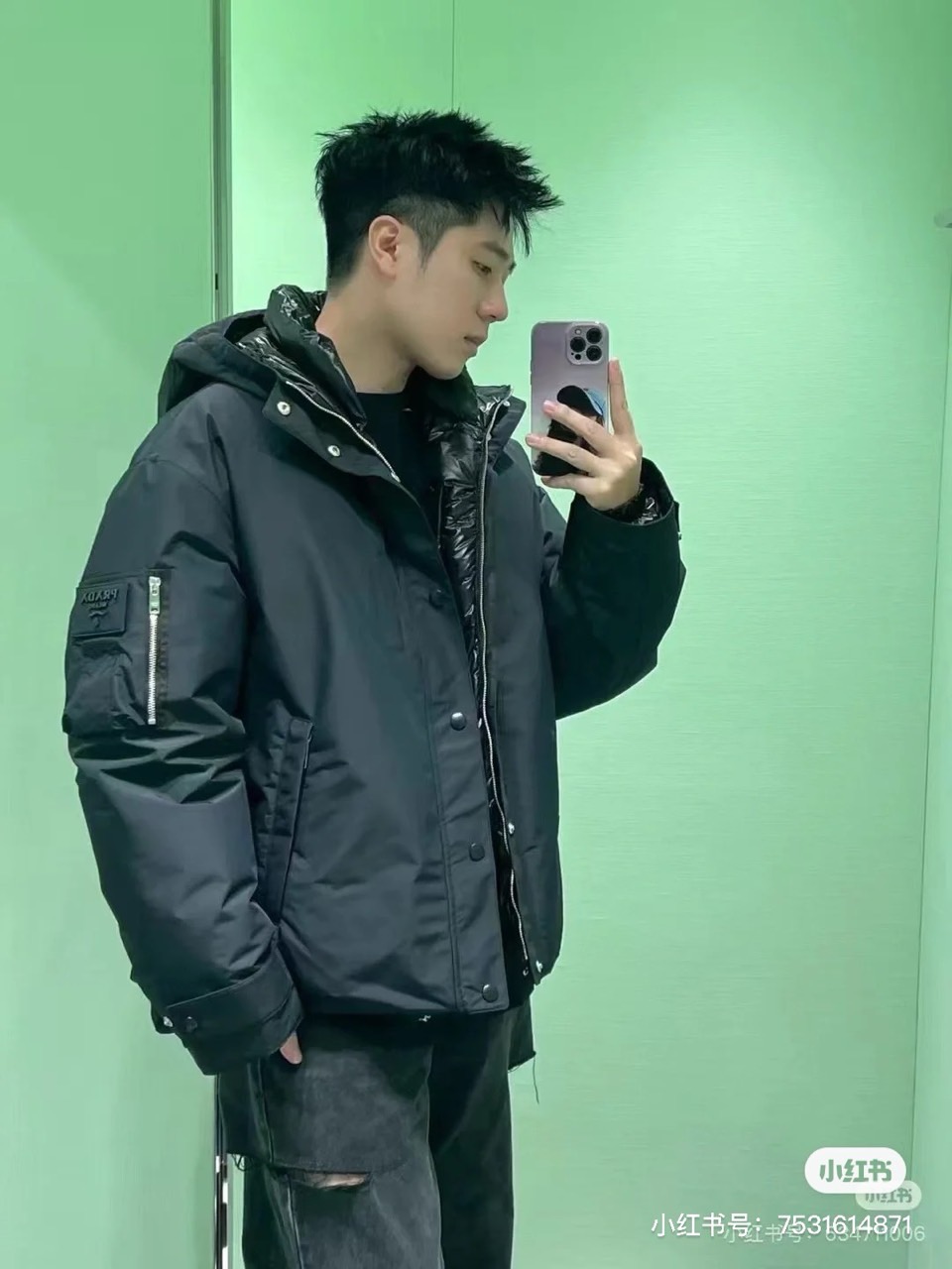 
Prada/普拉、男士织物面料连帽羽绒夹克外套。
这款现代运动风羽绒夹克采用织物面料和Oversize