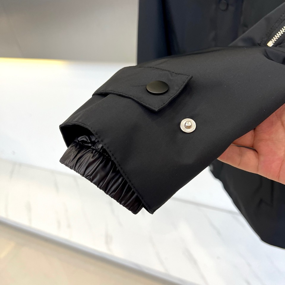 
Prada/普拉、男士织物面料连帽羽绒夹克外套。
这款现代运动风羽绒夹克采用织物面料和Oversize