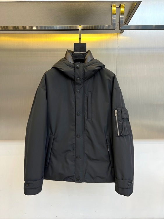 
Prada/普拉、男士织物面料连帽羽绒夹克外套。
这款现代运动风羽绒夹克采用织物面料和Oversize