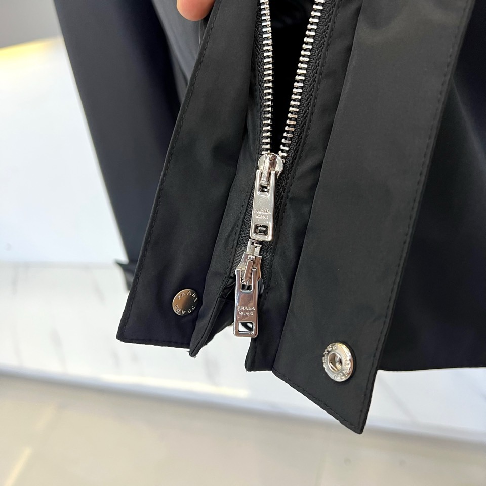 
Prada/普拉、男士织物面料连帽羽绒夹克外套。
这款现代运动风羽绒夹克采用织物面料和Oversize