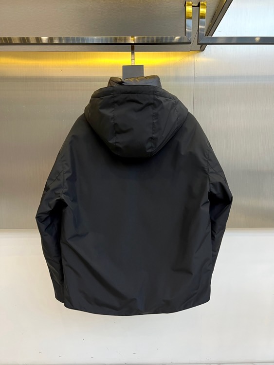 
Prada/普拉、男士织物面料连帽羽绒夹克外套。
这款现代运动风羽绒夹克采用织物面料和Oversize