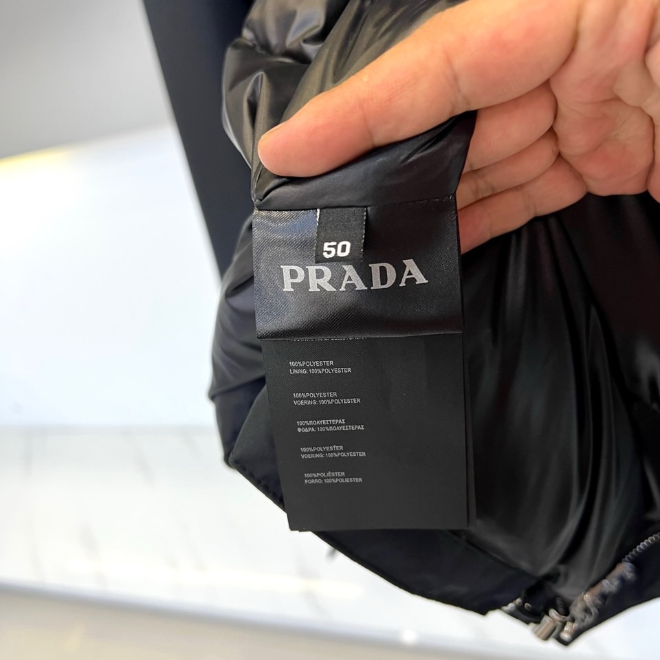 
Prada/普拉、男士织物面料连帽羽绒夹克外套。
这款现代运动风羽绒夹克采用织物面料和Oversize