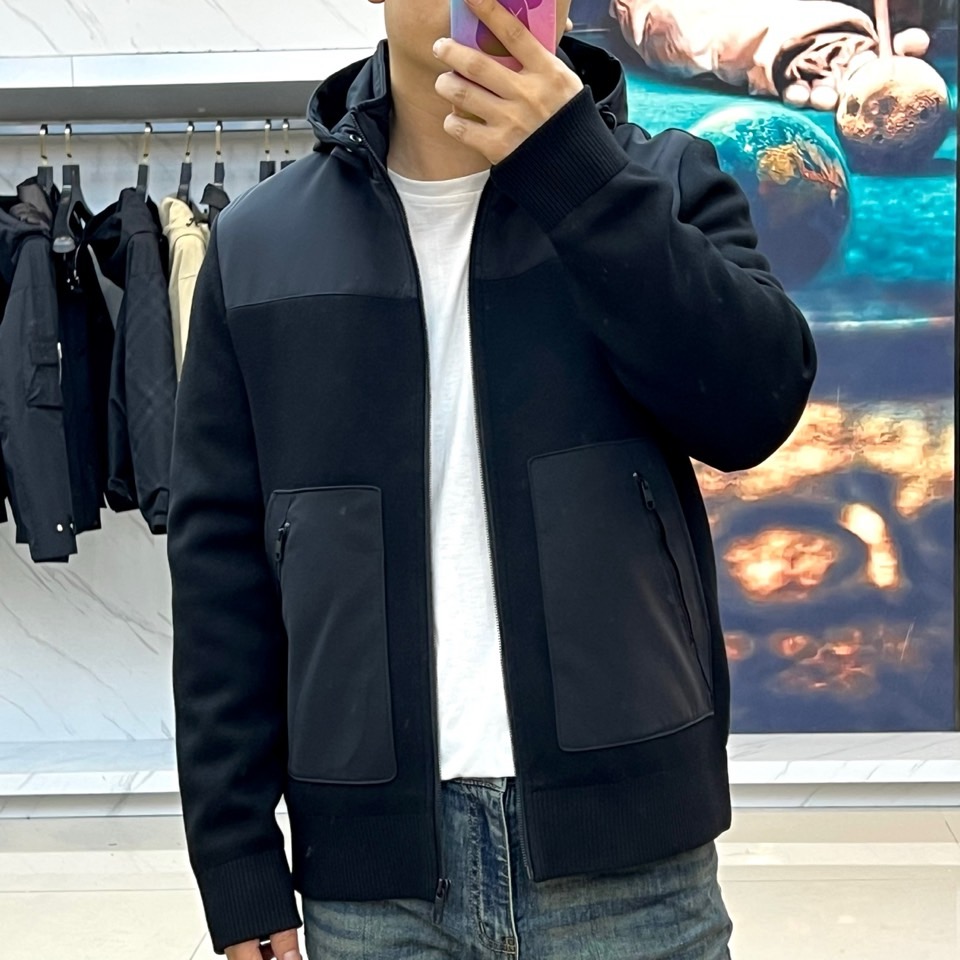 
Zegna杰尼亚、25s秋冬系高端定织舒适弹力针织拼接设计羽绒服休闲连帽夹克外套。这款羽绒外套采用创新