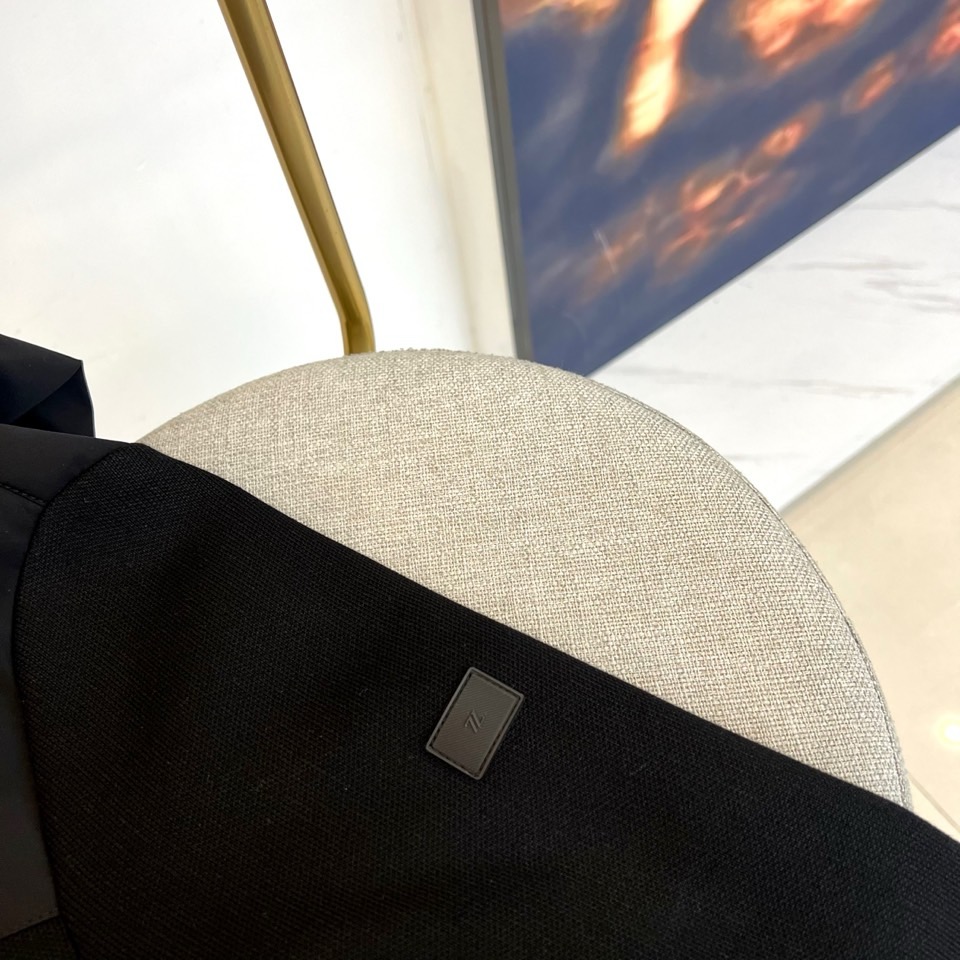 
Zegna杰尼亚、25s秋冬系高端定织舒适弹力针织拼接设计羽绒服休闲连帽夹克外套。这款羽绒外套采用创新