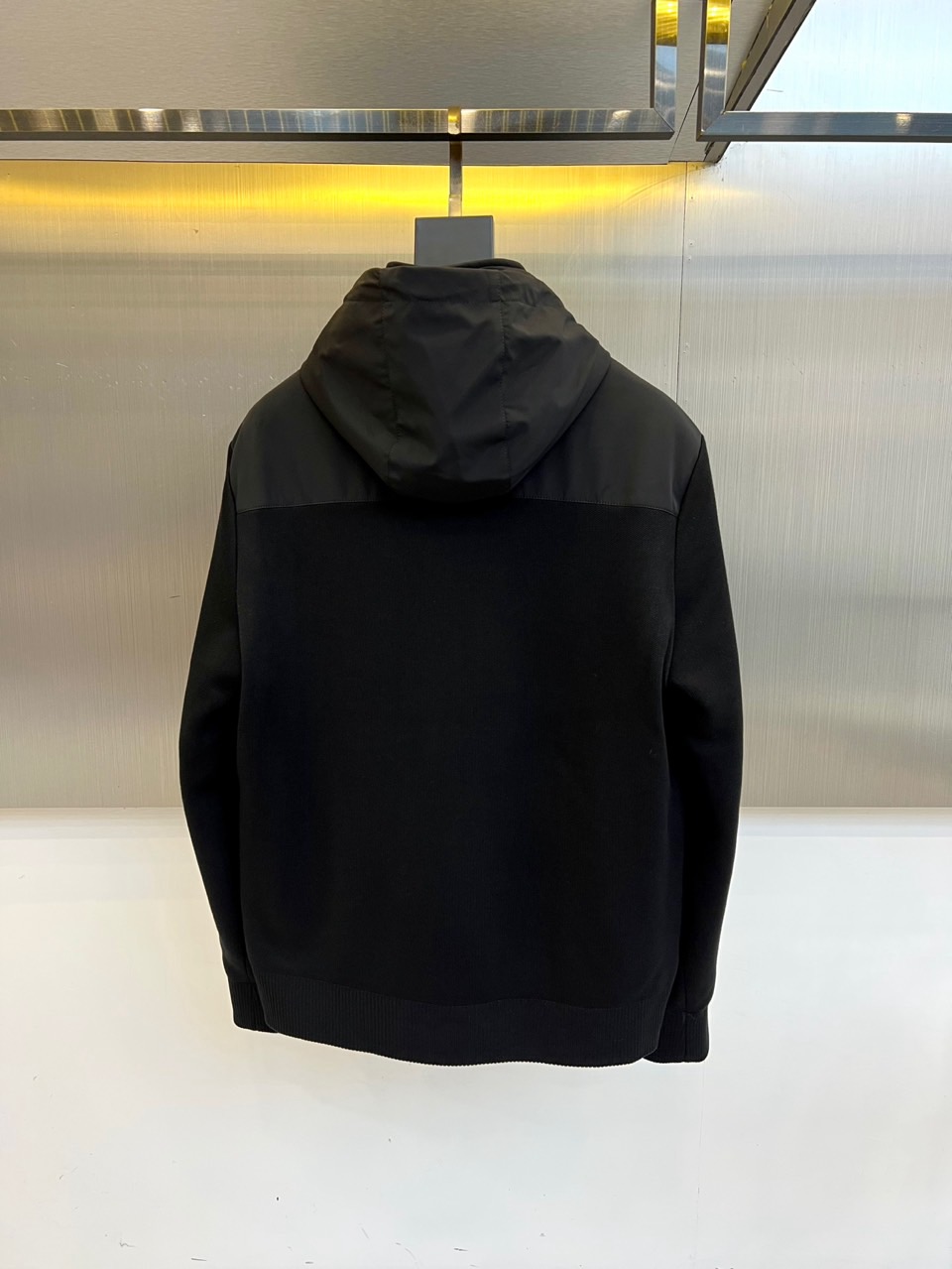 
Zegna杰尼亚、25s秋冬系高端定织舒适弹力针织拼接设计羽绒服休闲连帽夹克外套。这款羽绒外套采用创新