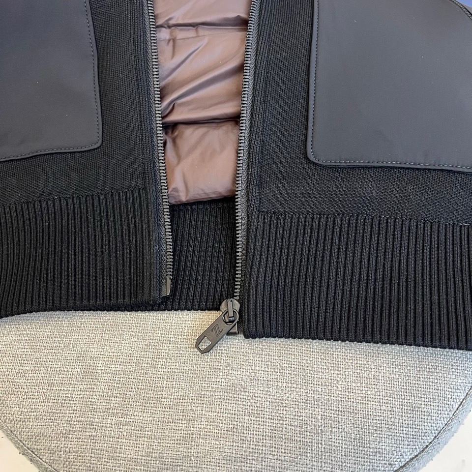 
Zegna杰尼亚、25s秋冬系高端定织舒适弹力针织拼接设计羽绒服休闲连帽夹克外套。这款羽绒外套采用创新