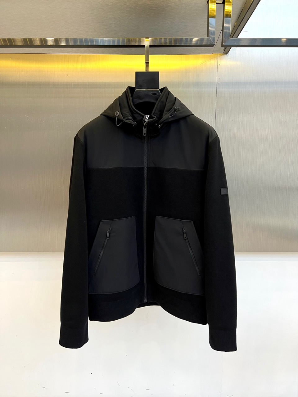 
Zegna杰尼亚、25s秋冬系高端定织舒适弹力针织拼接设计羽绒服休闲连帽夹克外套。这款羽绒外套采用创新