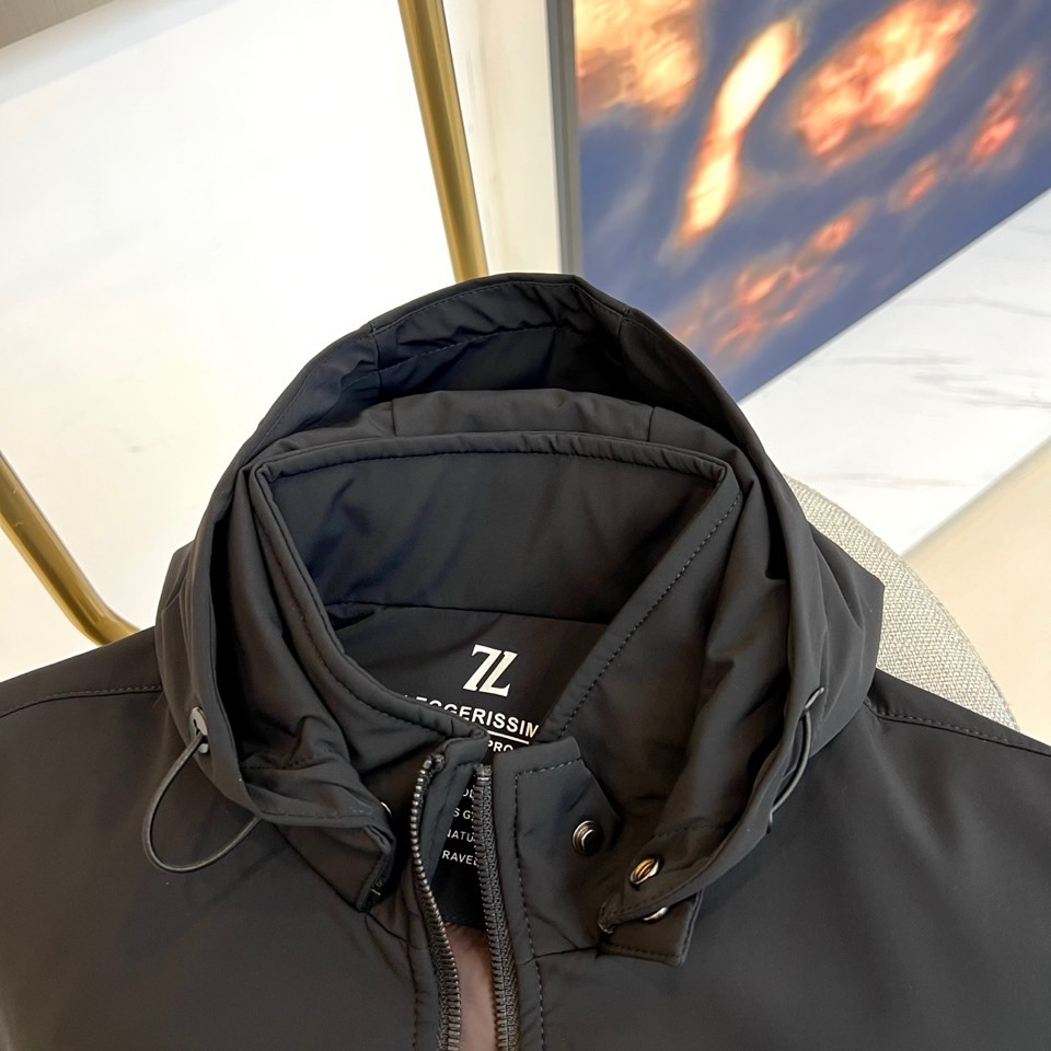 
Zegna杰尼亚、25s秋冬系高端定织舒适弹力针织拼接设计羽绒服休闲连帽夹克外套。这款羽绒外套采用创新