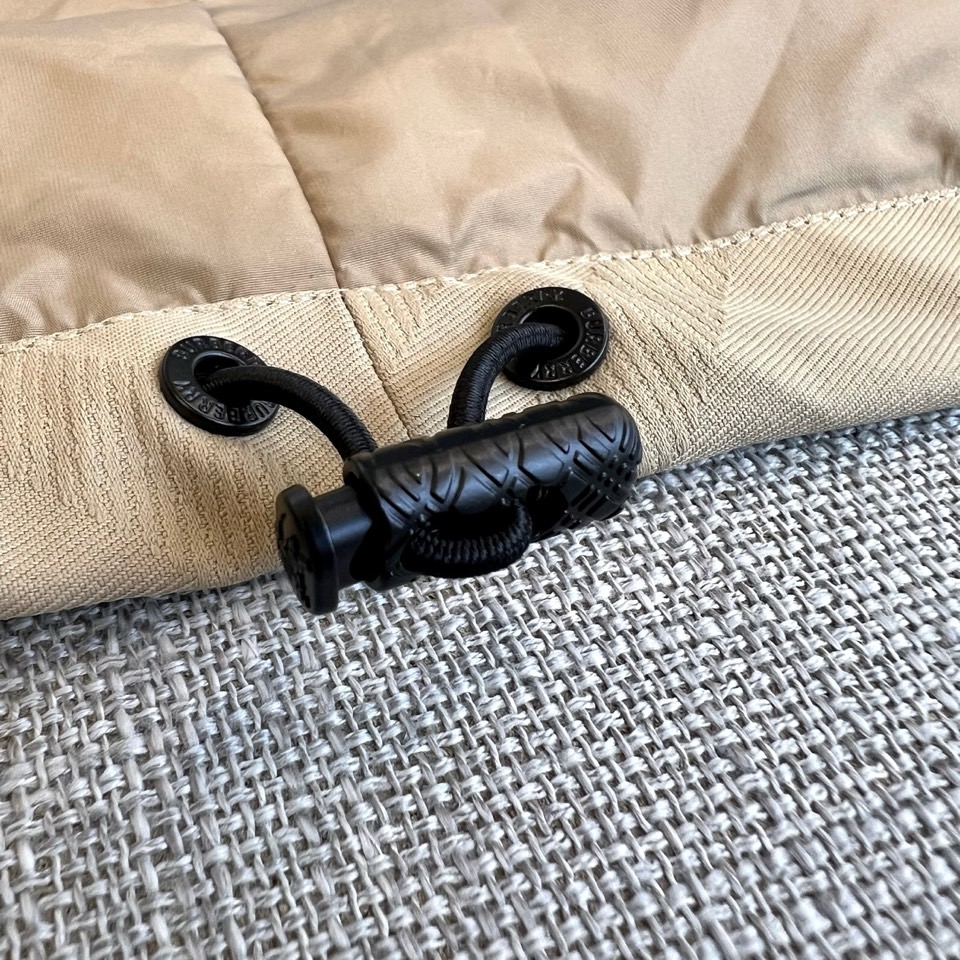 
Bur巴宝莉、25FW新品菱形暗格男士连帽长袖夹棉/薄棉夹克。BUR最新研发的特殊材质，记忆面料也叫记