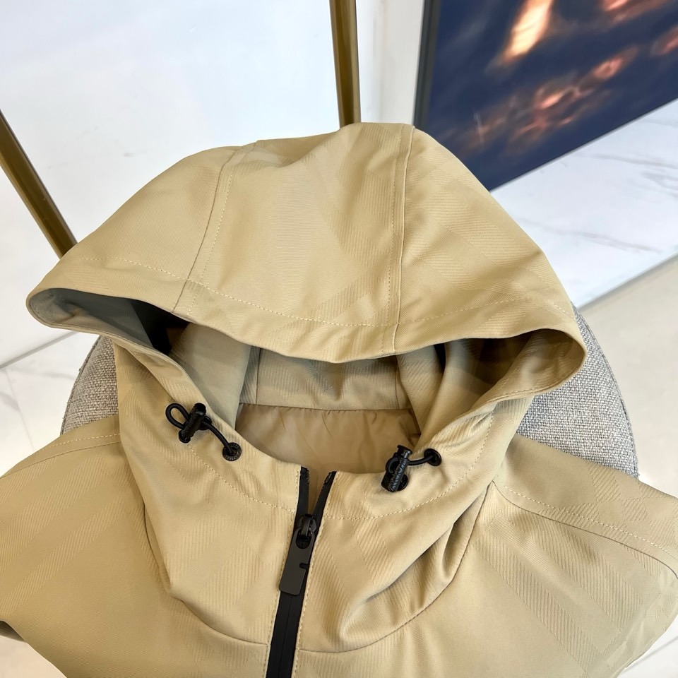 
Bur巴宝莉、25FW新品菱形暗格男士连帽长袖夹棉/薄棉夹克。BUR最新研发的特殊材质，记忆面料也叫记