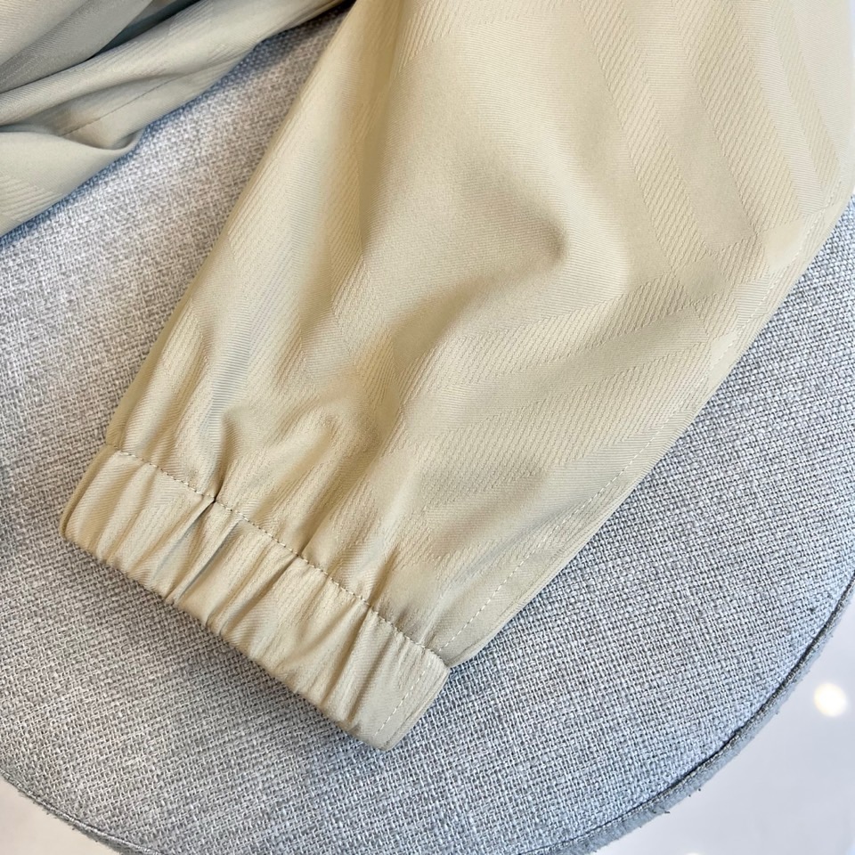 
Bur巴宝莉、25FW新品菱形暗格男士连帽长袖夹棉/薄棉夹克。BUR最新研发的特殊材质，记忆面料也叫记