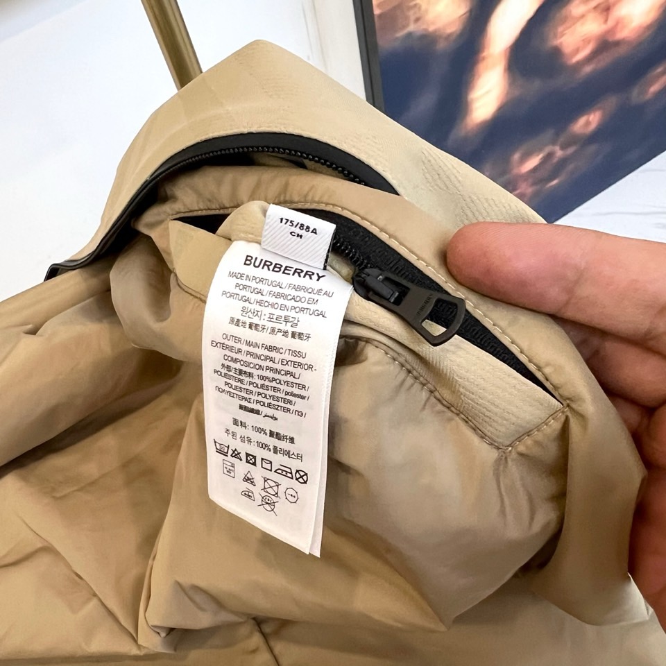 
Bur巴宝莉、25FW新品菱形暗格男士连帽长袖夹棉/薄棉夹克。BUR最新研发的特殊材质，记忆面料也叫记