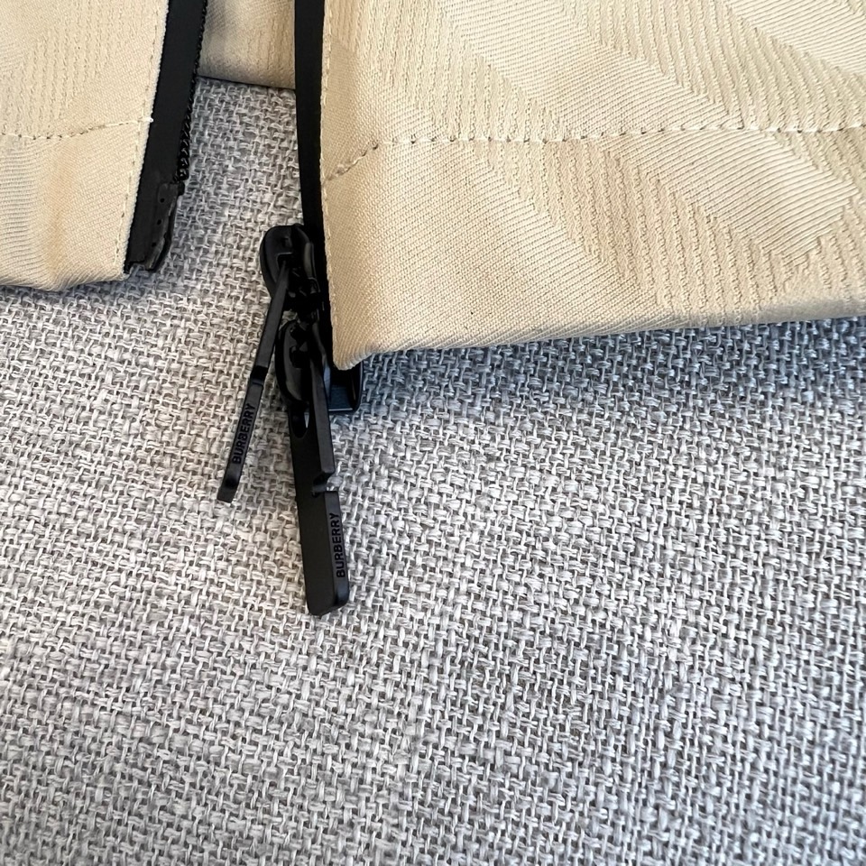 
Bur巴宝莉、25FW新品菱形暗格男士连帽长袖夹棉/薄棉夹克。BUR最新研发的特殊材质，记忆面料也叫记