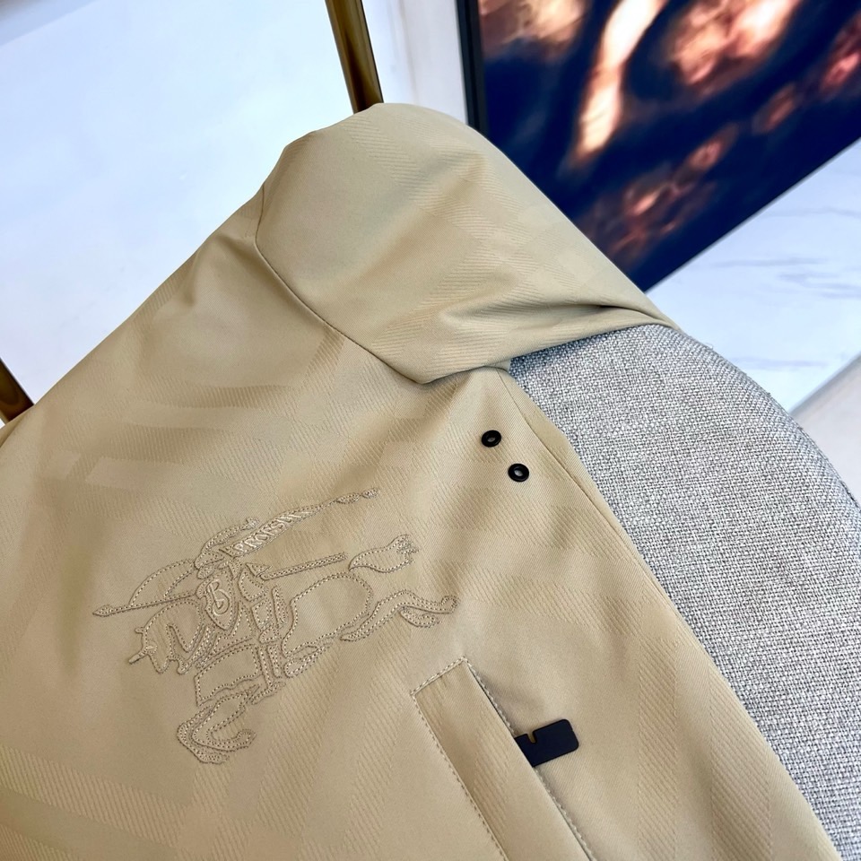 
Bur巴宝莉、25FW新品菱形暗格男士连帽长袖夹棉/薄棉夹克。BUR最新研发的特殊材质，记忆面料也叫记