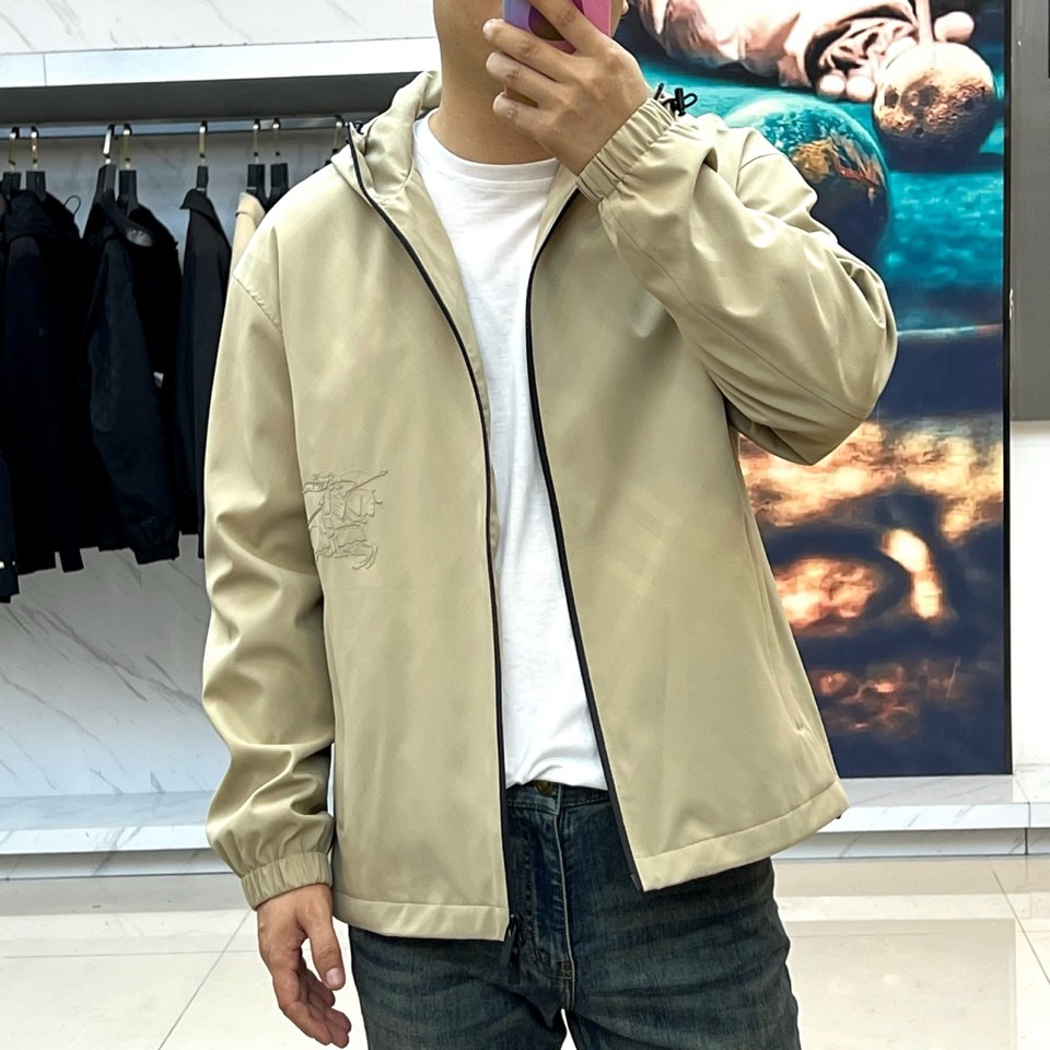 
Bur巴宝莉、25FW新品菱形暗格男士连帽长袖夹棉/薄棉夹克。BUR最新研发的特殊材质，记忆面料也叫记