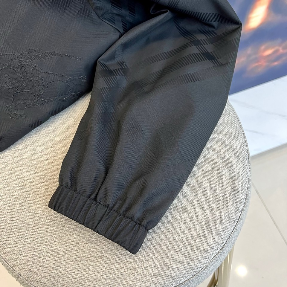 
Bur巴宝莉、25FW新品菱形暗格男士连帽长袖夹棉/薄棉夹克。BUR最新研发的特殊材质，记忆面料也叫记