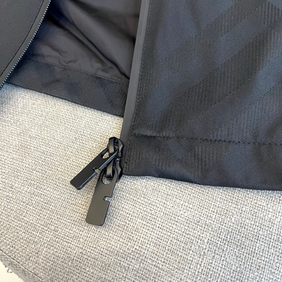 
Bur巴宝莉、25FW新品菱形暗格男士连帽长袖夹棉/薄棉夹克。BUR最新研发的特殊材质，记忆面料也叫记