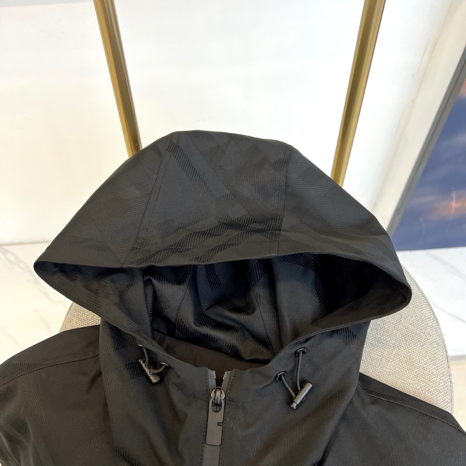 
Bur巴宝莉、25FW新品菱形暗格男士连帽长袖夹棉/薄棉夹克。BUR最新研发的特殊材质，记忆面料也叫记