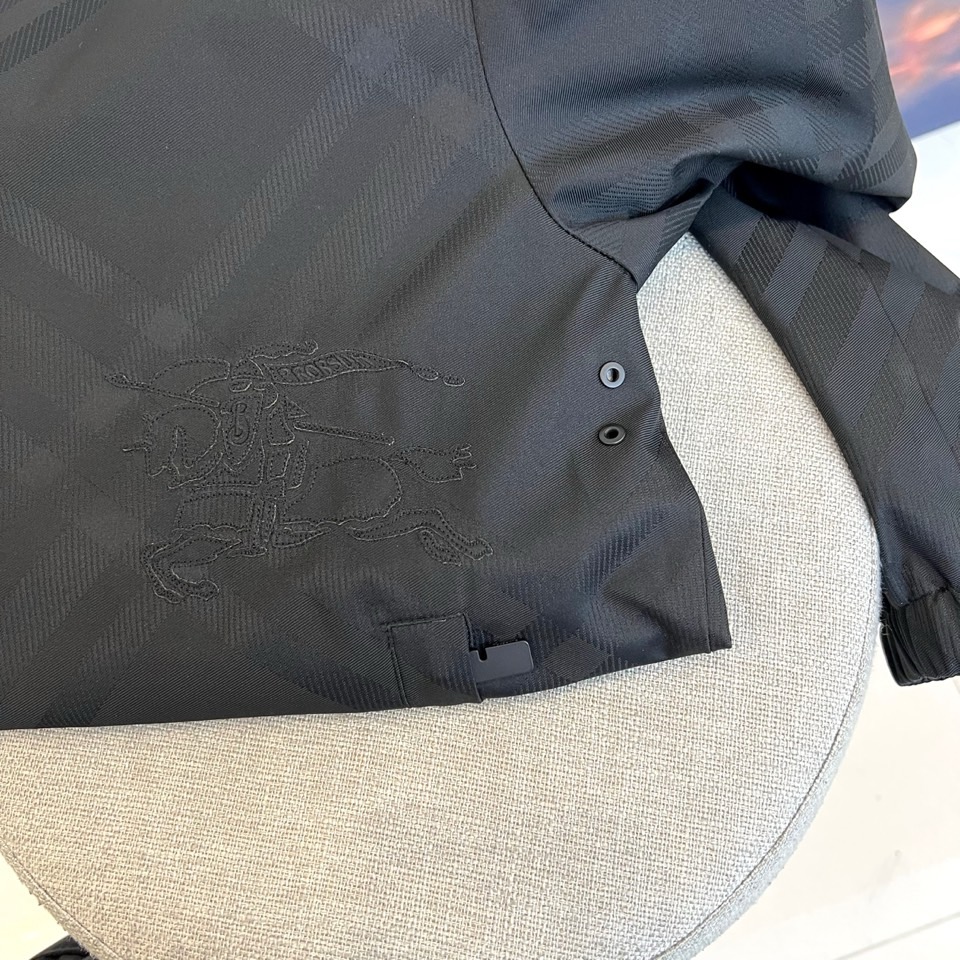 
Bur巴宝莉、25FW新品菱形暗格男士连帽长袖夹棉/薄棉夹克。BUR最新研发的特殊材质，记忆面料也叫记