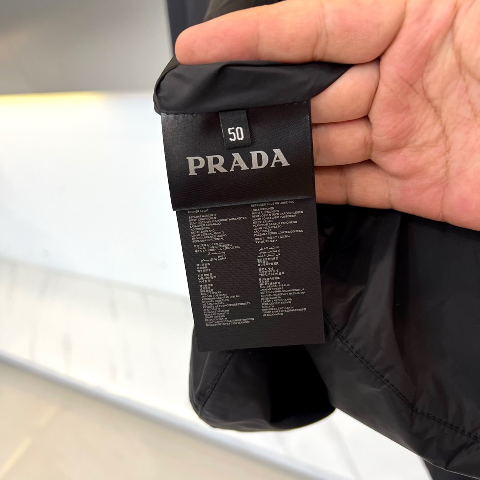 
Prada/普拉、衬衣风格尼龙面料棉服轻质Re-Nylon外套。
混搭理念贯穿于Prada的设计，趣味