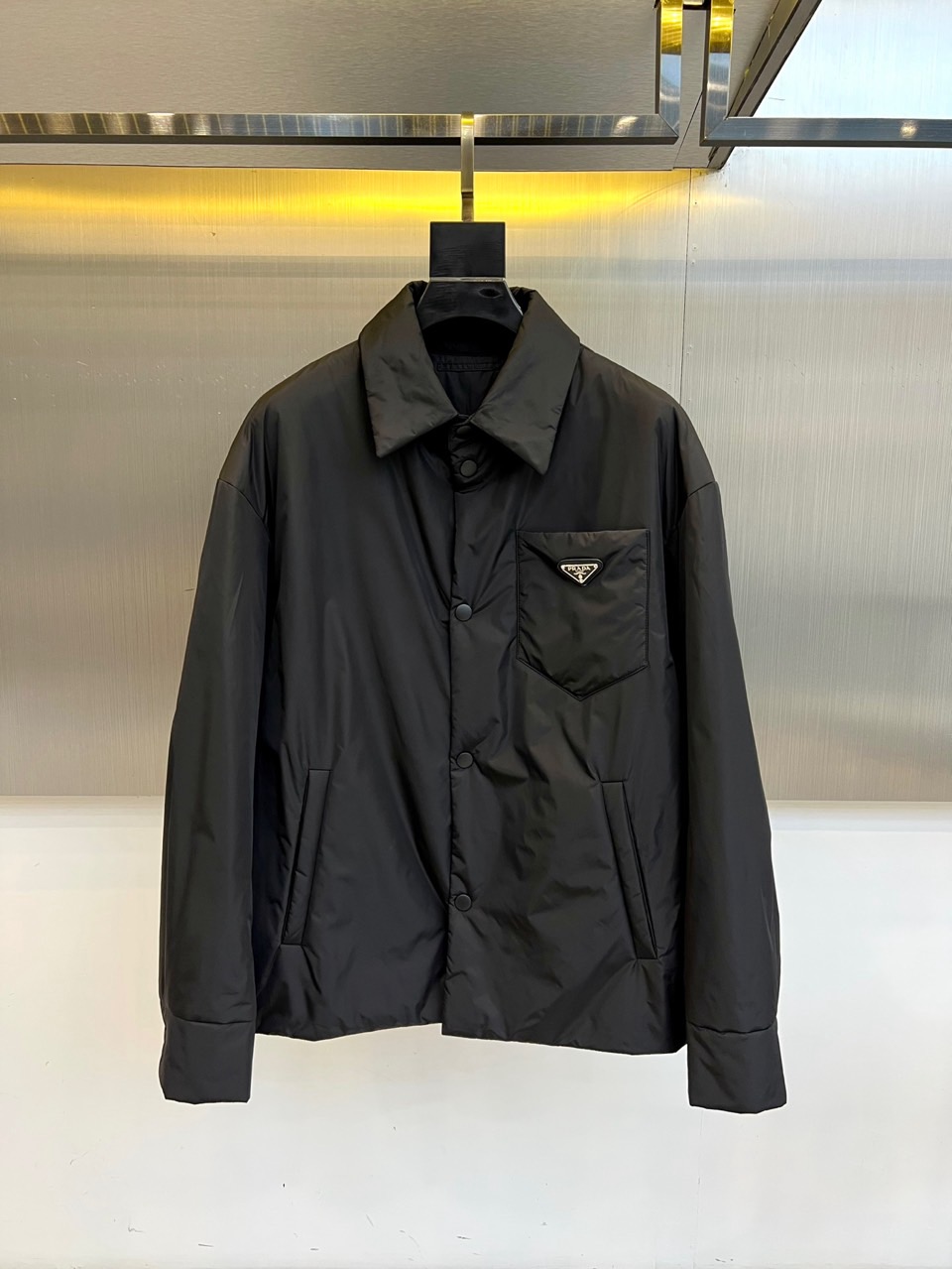 
Prada/普拉、衬衣风格尼龙面料棉服轻质Re-Nylon外套。
混搭理念贯穿于Prada的设计，趣味