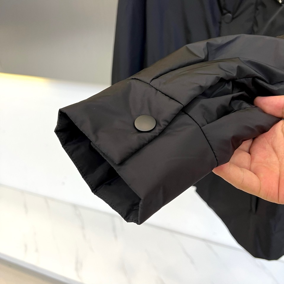 
Prada/普拉、衬衣风格尼龙面料棉服轻质Re-Nylon外套。
混搭理念贯穿于Prada的设计，趣味