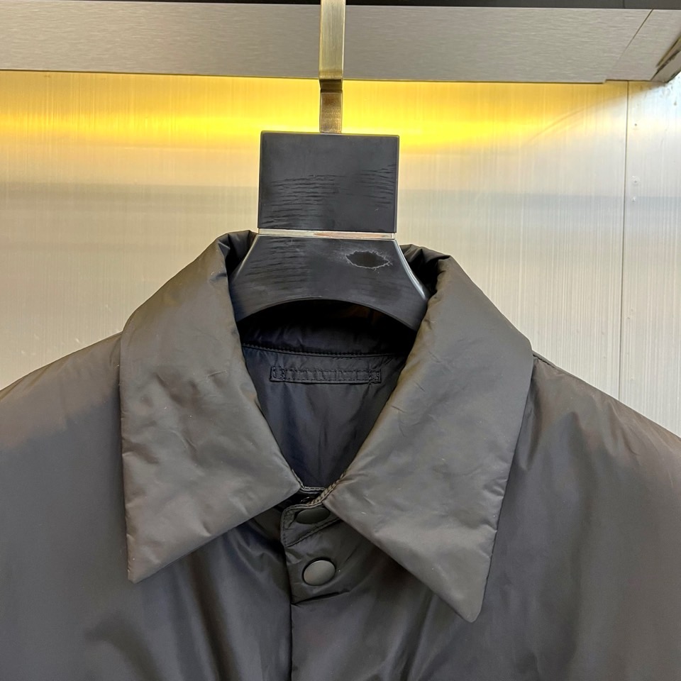 
Prada/普拉、衬衣风格尼龙面料棉服轻质Re-Nylon外套。
混搭理念贯穿于Prada的设计，趣味