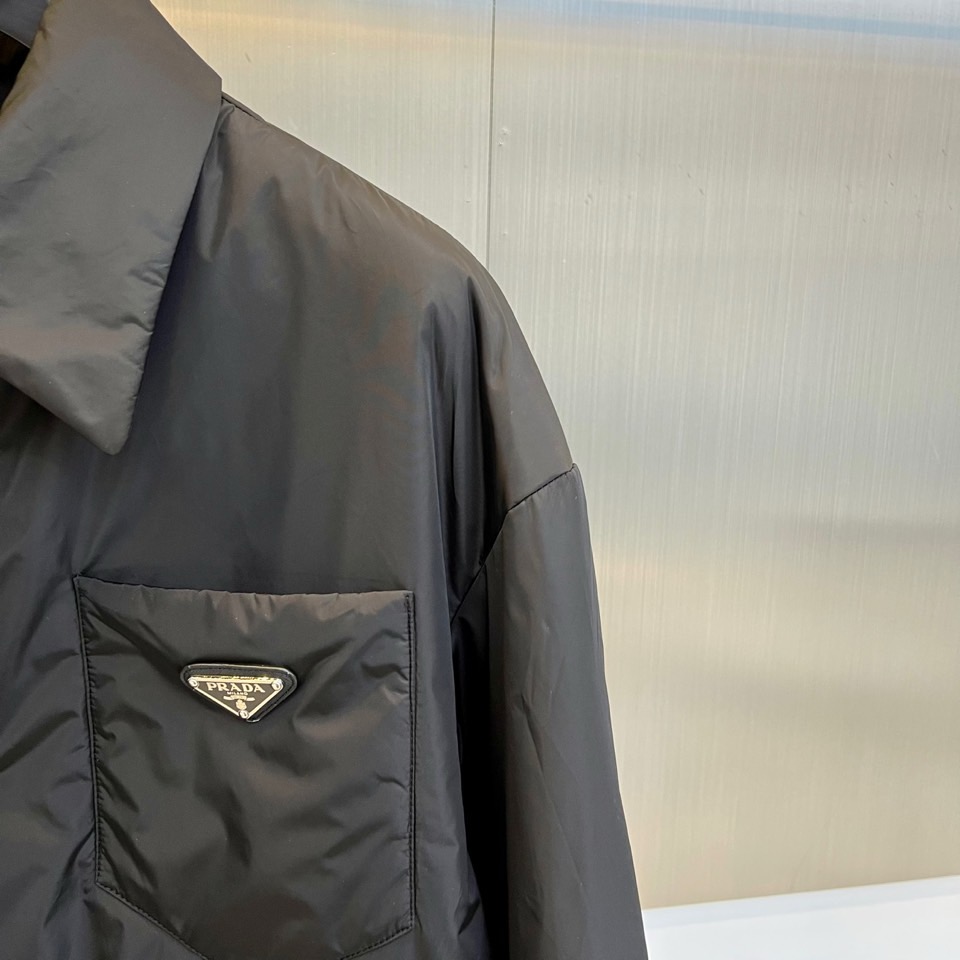 
Prada/普拉、衬衣风格尼龙面料棉服轻质Re-Nylon外套。
混搭理念贯穿于Prada的设计，趣味