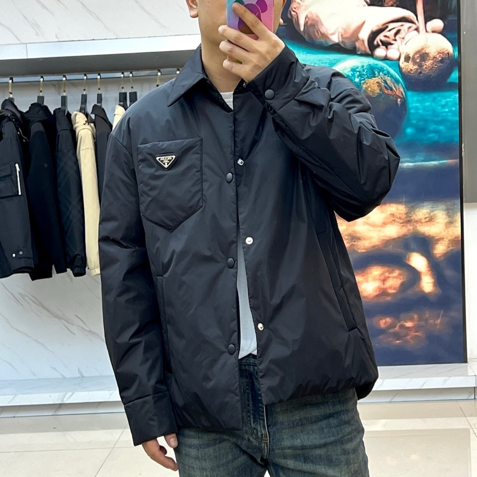 
Prada/普拉、衬衣风格尼龙面料棉服轻质Re-Nylon外套。
混搭理念贯穿于Prada的设计，趣味