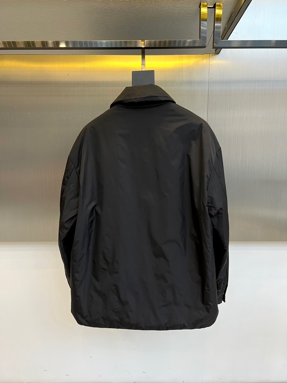 
Prada/普拉、衬衣风格尼龙面料棉服轻质Re-Nylon外套。
混搭理念贯穿于Prada的设计，趣味